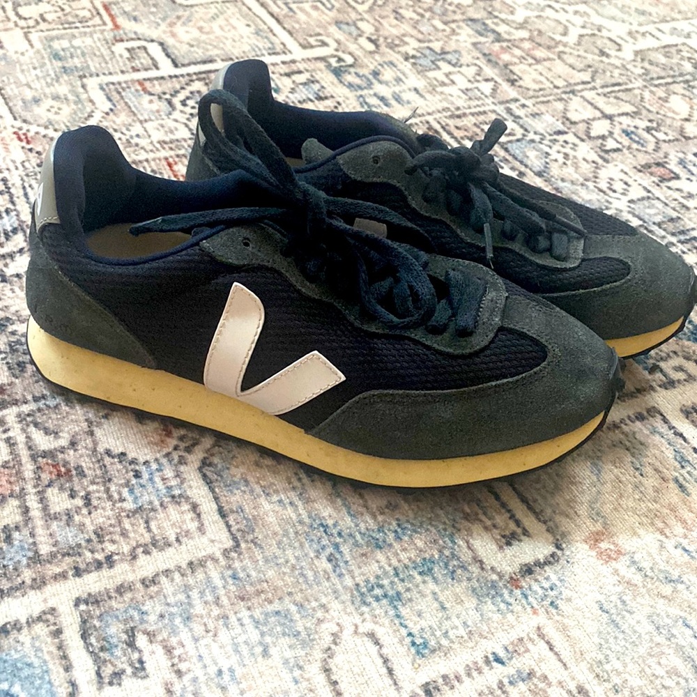 Black and white Veja Brancos.  GUC size 7/38